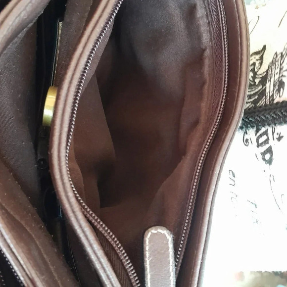 Wilson Leather Shoulder Bag - Picture 9 of 9